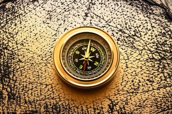 Kompas met zwarte wijzerplaat — Stockfoto