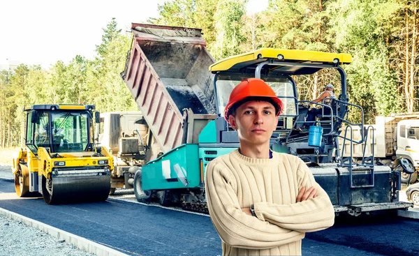 Workman with asphalt-placing machine — Stock Photo, Image