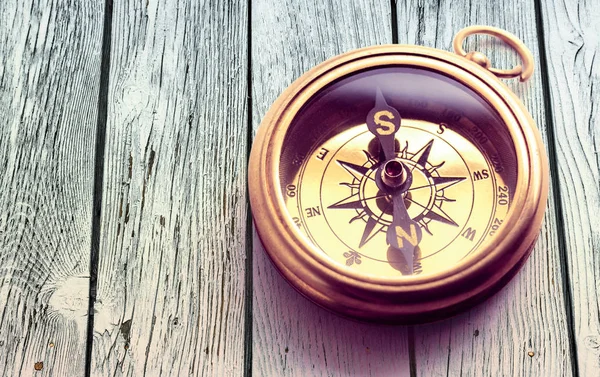 Вінтаж коричневий компас — стокове фото