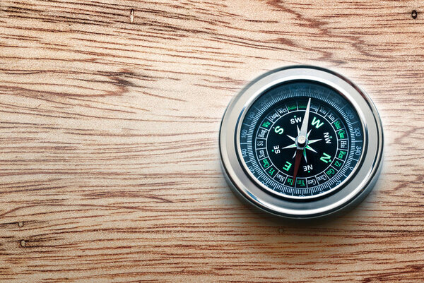 Компас с черным циферблатом
