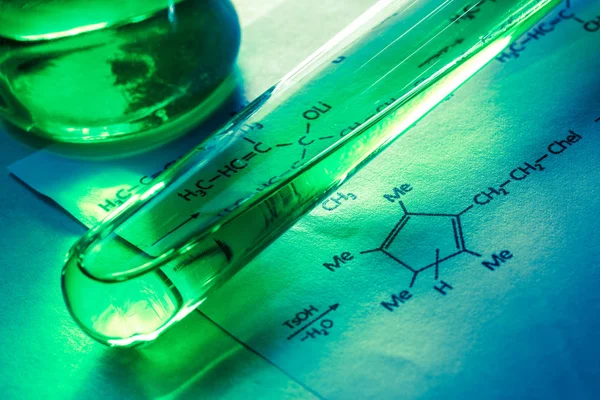 Chemieröhrchen mit Reaktionsformel — Stockfoto