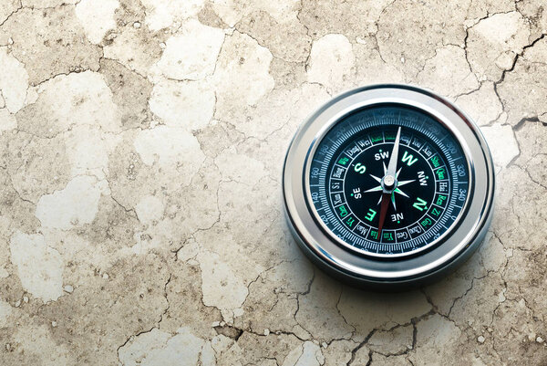 Компас с черным циферблатом
