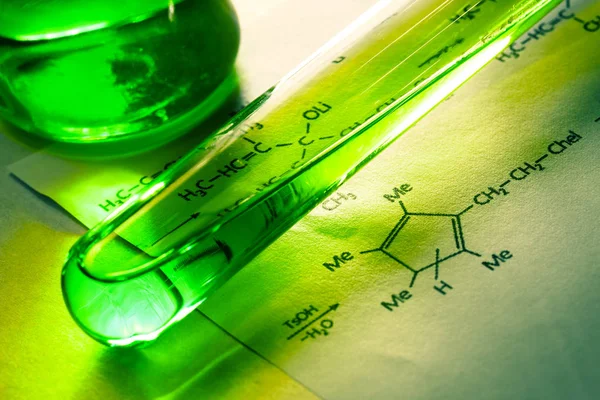 Chemische buizen met reactie formule — Stockfoto