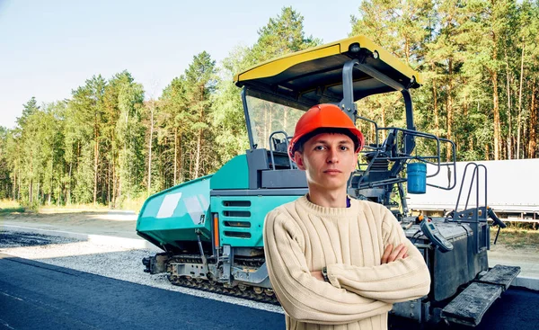 Trabajador con máquina de colocación de asfalto —  Fotos de Stock