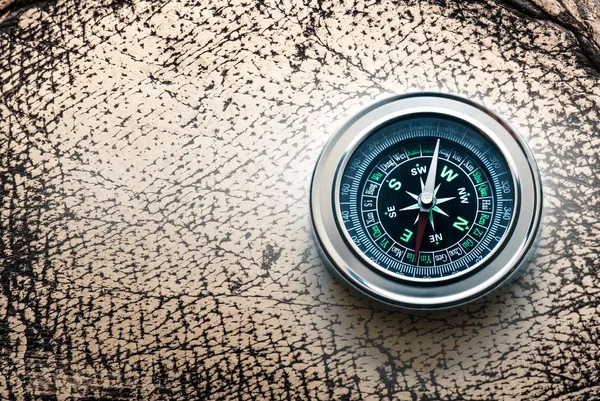 Kompas met zwarte wijzerplaat — Stockfoto