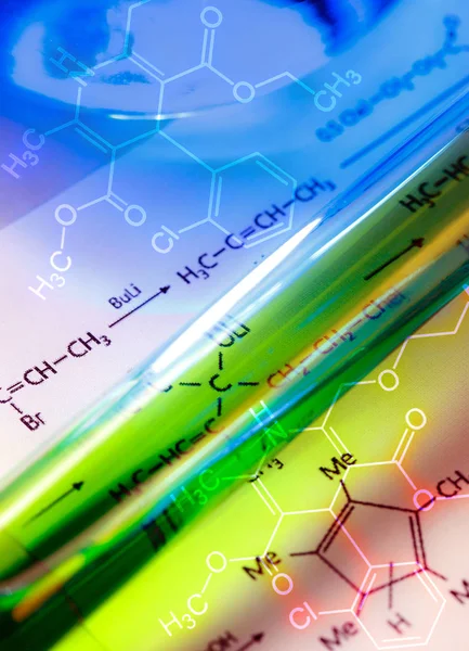 Chemische buis met reactie formule — Stockfoto