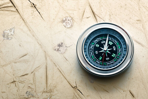 Компас с черным циферблатом
