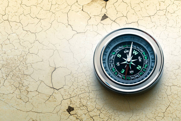 Компас с черным циферблатом
