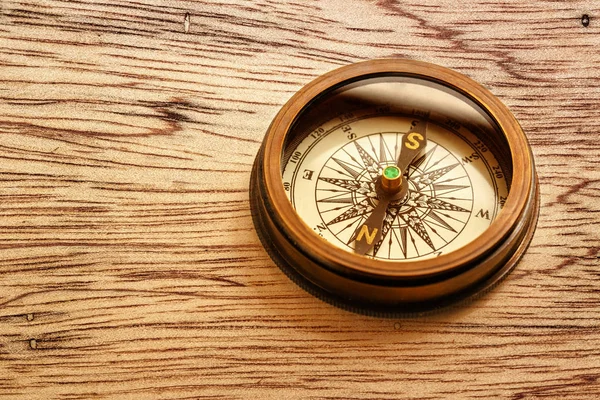 Винтажный коричневый компас — стоковое фото