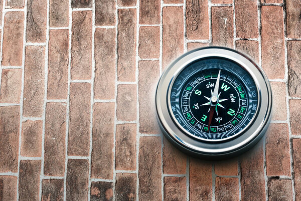 Компас с черным циферблатом
