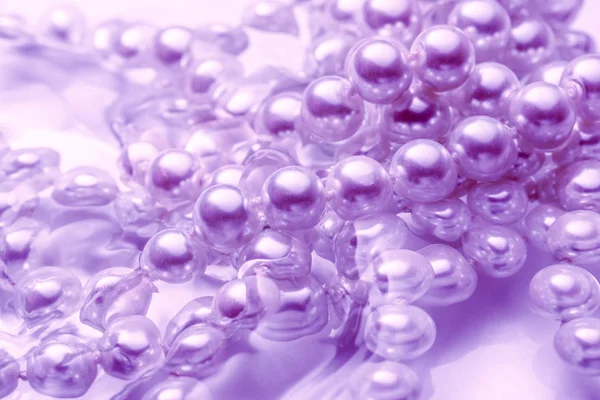 Zářící řetězec fialovou perletí — Stock fotografie