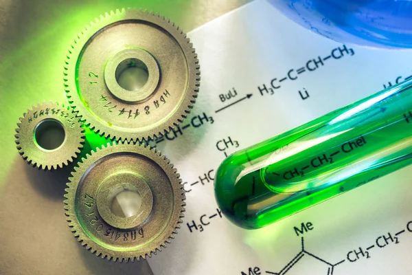 Chemicaliën buis met mechanische ratelsleutels — Stockfoto