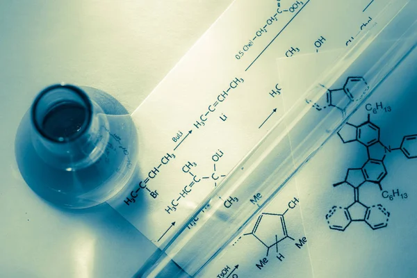 Chemieröhrchen mit Reaktionsformel — Stockfoto