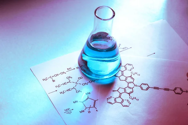Chemische buis met reactie formule — Stockfoto