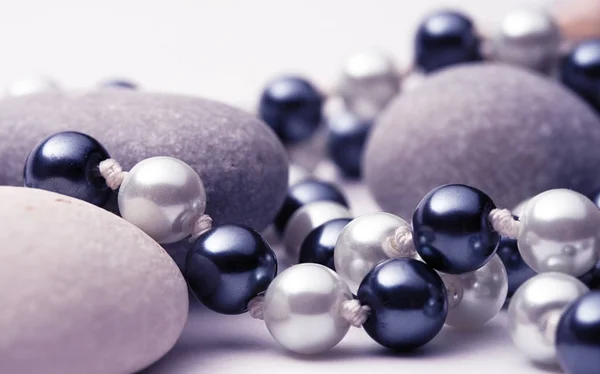 Perle bianche e nere con pietre — Foto Stock
