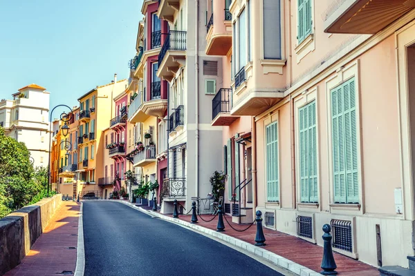 Тротуар вдоль апартаментов в Монако — стоковое фото