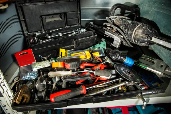 Werkzeuge im Regal platziert. — Stockfoto