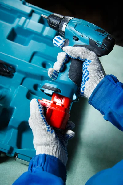 Male hand holding a screwdriver — Stock Photo, Image