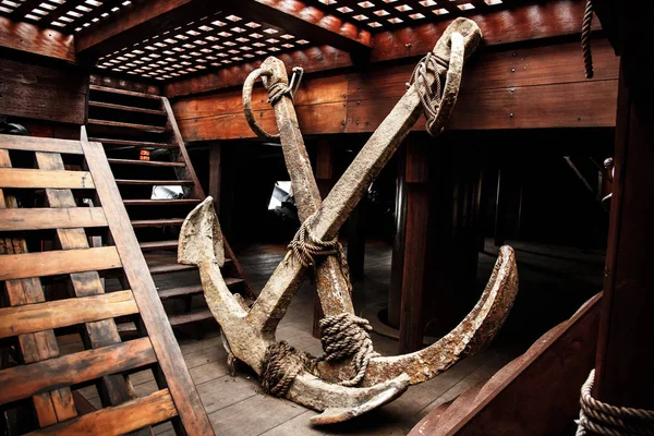Деревянный пиратский корабль в порту Генуи — стоковое фото