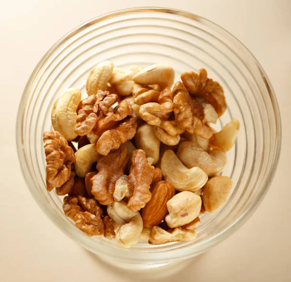 Skål med blandade nötter — Stockfoto