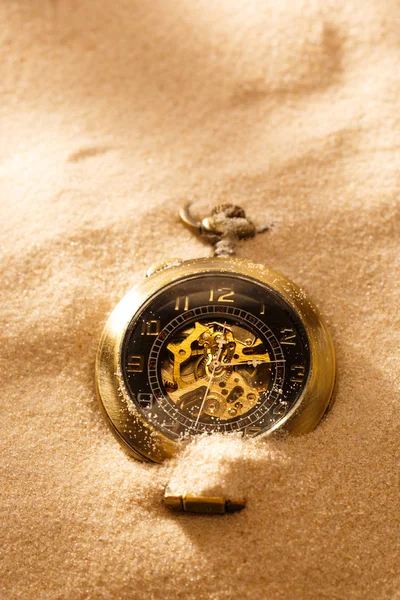 Zegarek kieszonkowy w piasku na plaży — Zdjęcie stockowe