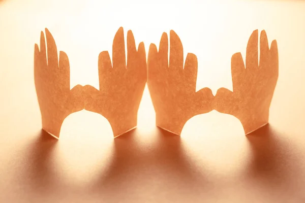Бумажные руки в соединении — стоковое фото