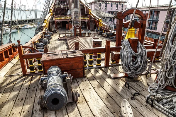 Buque pirata de madera en el puerto de Génova — Foto de Stock