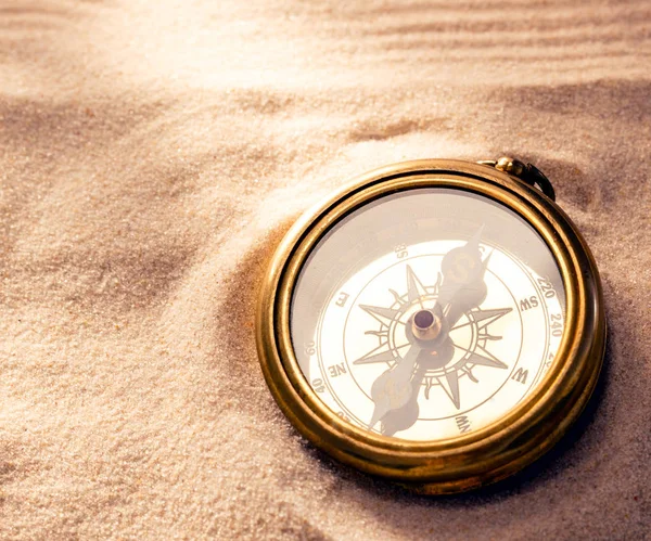 Boussole dorée avec sable de plage — Photo