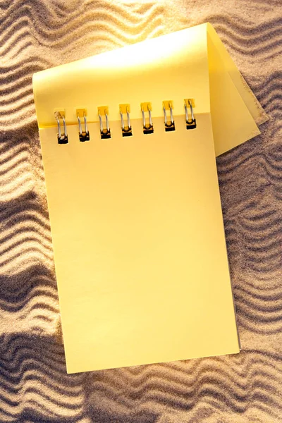 Bloc de notas amarillo abierto — Foto de Stock