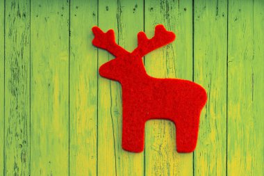 Ahşap arka plan üzerinde kırmızı Ren geyiği.