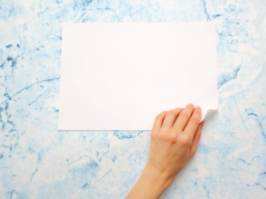 Kadın eli kağıt üzerinde dönüm