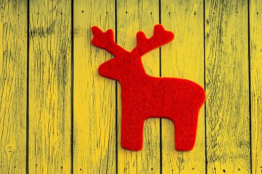 Ahşap arka plan üzerinde kırmızı Ren geyiği.