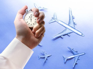 Küçük kağıt uçaklar ve erkek elinde kronometre