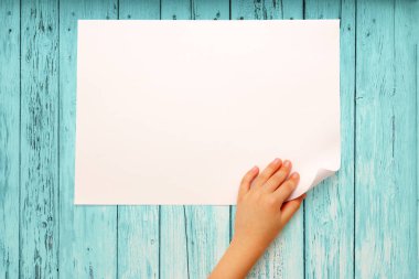 Çocuğun el kağıt üzerinde dönüm