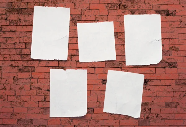 Sucatas de papel em fundo de madeira — Fotografia de Stock