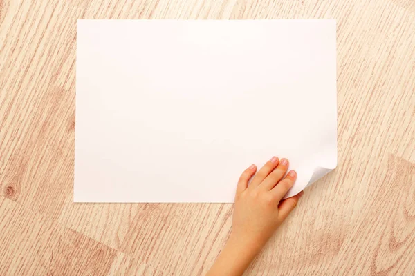 紙の上を回す子供の手 — ストック写真