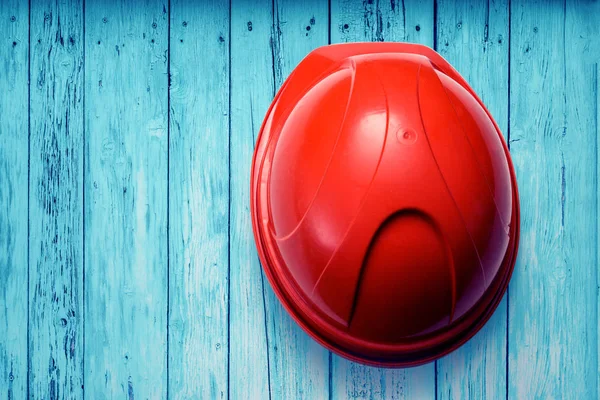 Красный защитный шлем сверху — стоковое фото