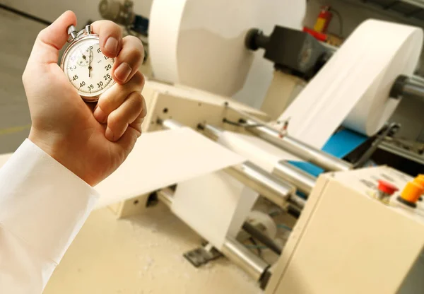 Διαδικασία παρασκευής των προϊόντων χαρτιού και χρονόμετρο στο χέρι — Φωτογραφία Αρχείου