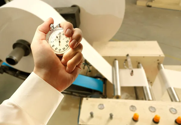 Διαδικασία παρασκευής των προϊόντων χαρτιού και χρονόμετρο στο χέρι — Φωτογραφία Αρχείου