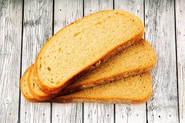 Ahşap arka plan üzerinde ekmek dilimleri — Stok fotoğraf