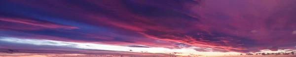 Panorama do pôr do sol com cores cintilantes — Fotografia de Stock