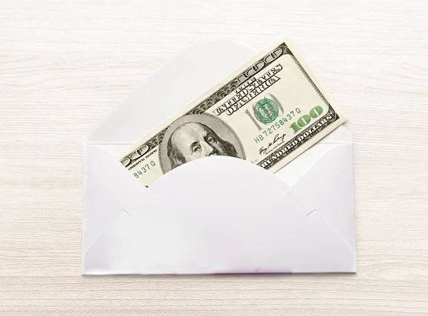 Envelope com nota de cem dólares — Fotografia de Stock