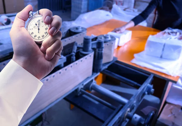 Procédé de fabrication de produits en papier et chronomètre en main — Photo