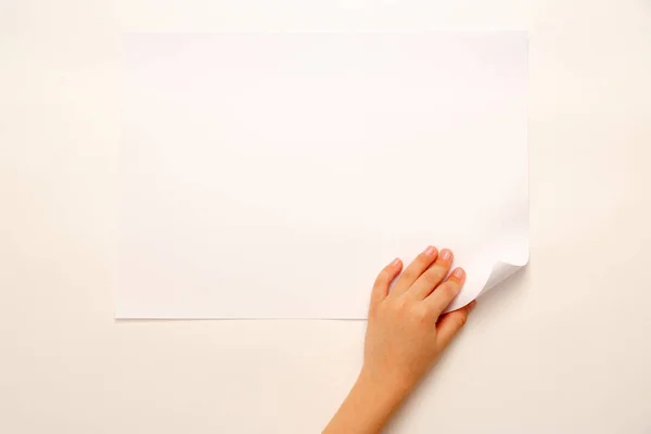 紙の上を回す子供の手 — ストック写真