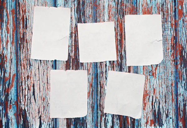 Papierschnipsel auf Holzgrund — Stockfoto
