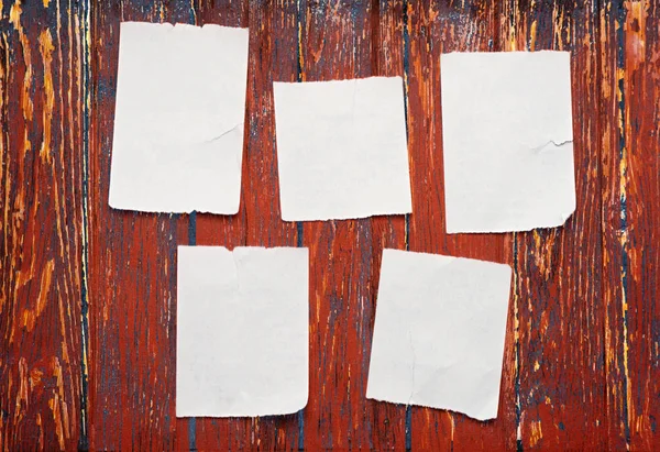 Déchets de papier sur fond bois — Photo