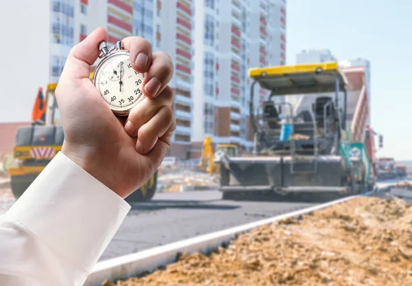 Straßenwalzenarbeit und Stoppuhr in der Hand — Stockfoto