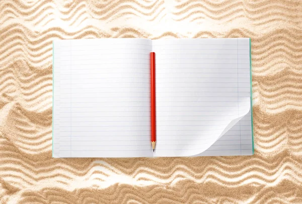 Apri taccuino bianco con matita rossa — Foto Stock