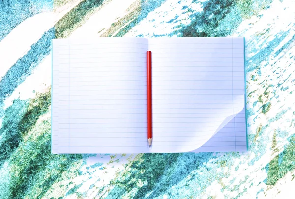 Otwórz pusty Notatnik z czerwonym ołówkiem — Zdjęcie stockowe