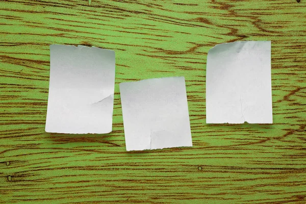 Sucatas de papel em fundo de madeira — Fotografia de Stock